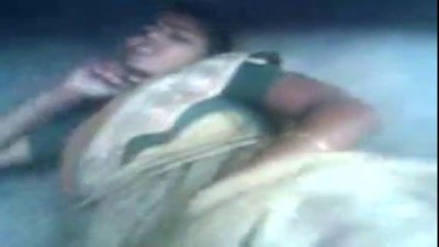 Pollachi village wife saree thuki pundai mulai kaatum